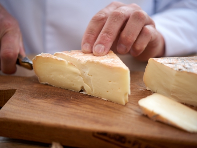 ￼Hands-cutting-Cheese￼-2989