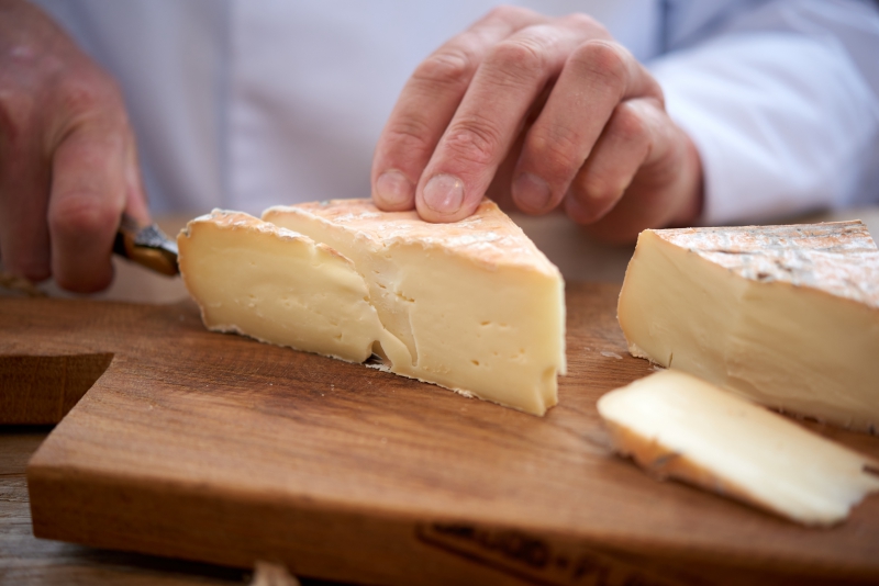 ￼Hands-cutting-Cheese￼-2989