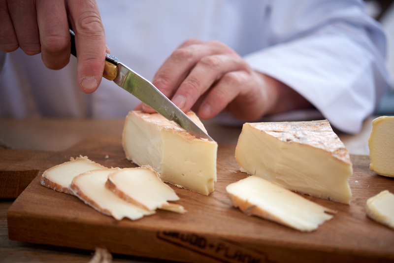￼Hands-cutting-Cheese￼-2994