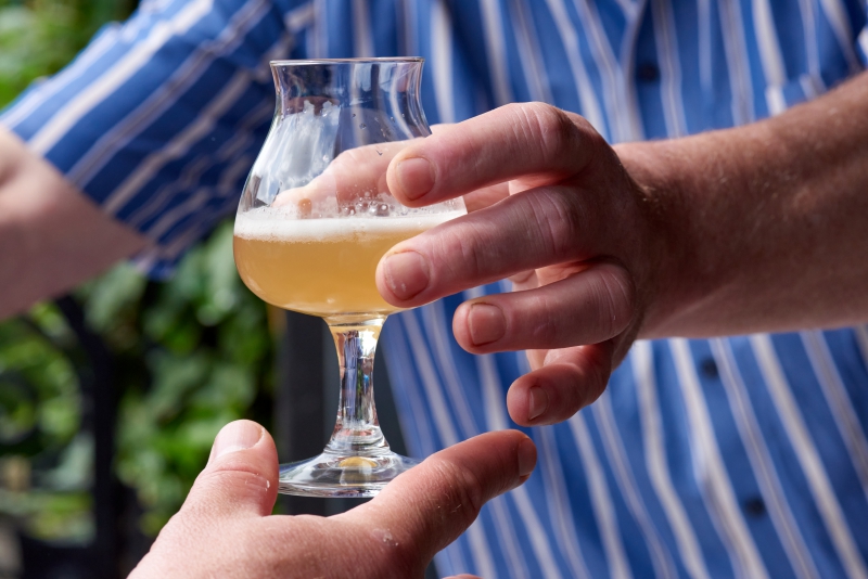 ￼Hands-hold-glases-with-Beer￼-3540