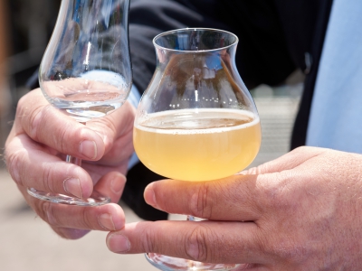 ￼Hands-hold-glases-with-Beer￼-3543