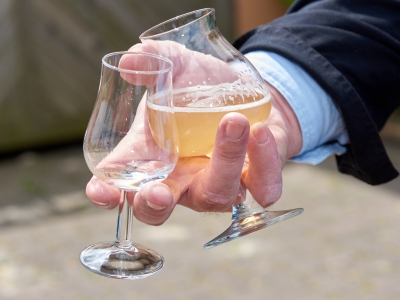 ￼Hands-hold-glases-with-Beer￼-3544