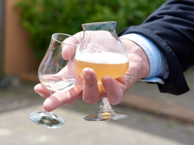 ￼Hands-hold-glases-with-Beer￼-3549