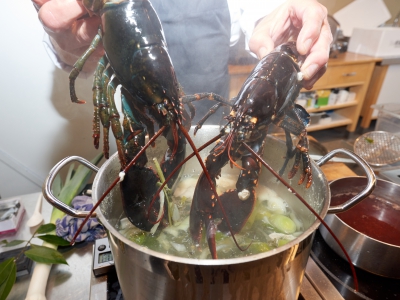 ￼Hands-with-Lobster-above-pan￼-4022