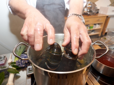 ￼Hands-with-Lobster-above-pan￼-4025
